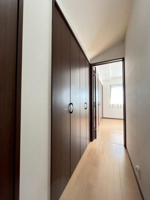廊下に便利な大きい収納がついています♪