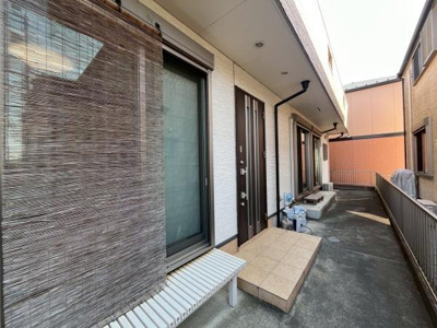 玄関前のスペースが広いため大き目のものも邪魔になりません♪