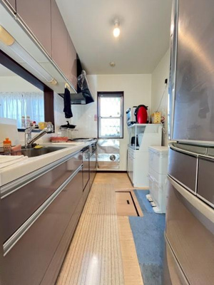 収納量、広さ、明るさ充分のキッチンです♪