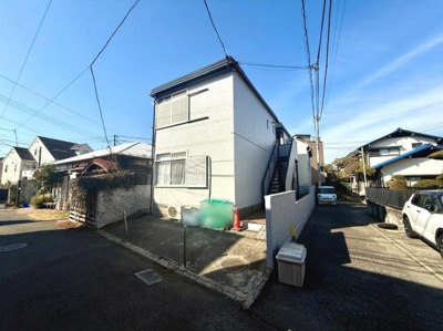 現地写真で建物と前面道路の様子がしっかりと確認できます。車の出し入れや日当たりの状況がわかりやすいです。周辺の住宅や道路の幅もイメージしやすくなっています。敷地と周囲の関係性が把握しやすいです。