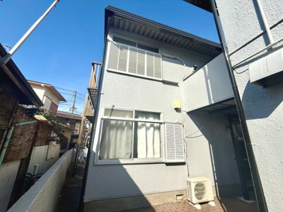 白を基調とした外壁が印象的な物件です。窓が大きく日差しがしっかり差し込む明るい住まいです。エアコンの室外機が設置されており快適さにも配慮されています。シャッター付きの窓で防犯対策にもつながります。