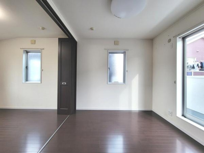 2部屋を一体で使える開放的な間取りが魅力です。室内は落ち着いたカラーでまとめられておりシンプルなデザインです。窓が多く自然光がたっぷり入ります。壁面には家具の配置がしやすいスペースが確保されています。