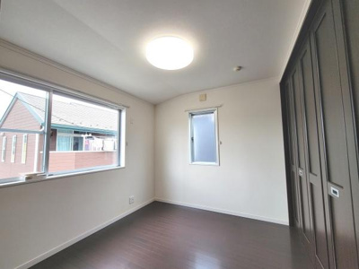二面採光で日当たりが期待できる洋室です。落ち着いたフローリングとシンプルな内装が特徴です。収納スペースもあり使いやすい空間となっています。天井照明が室内を明るく照らします。