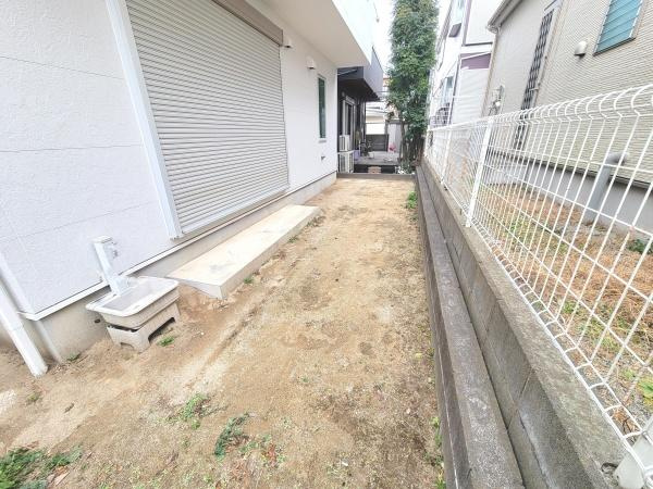 建物南側にお庭のスペースがしっかり確保されています。庭部分が広がっていて活用の幅が感じられます。日当たりも期待できる場所です。