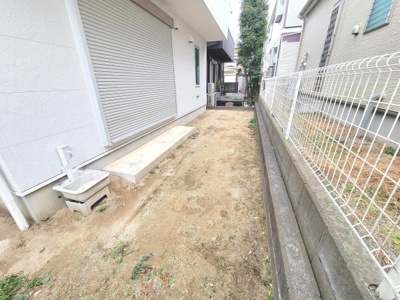 建物南側にお庭のスペースがしっかり確保されています。庭部分が広がっていて活用の幅が感じられます。日当たりも期待できる場所です。