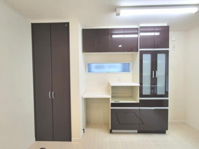 収納力に優れたキッチンです。シンプルなデザインでお手入れも簡単です。清潔感のある空間が魅力のポイントです。食器や家電も整理しやすい造りになっています。窓があり明るさも確保されています。