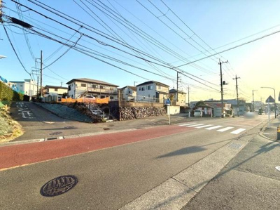前面道路が広々としており車の出入りもスムーズに行えます。現地周辺は明るく開放感のある環境です。歩道と車道が分かれていて安心感があります。周囲は住宅街で落ち着いた雰囲気です。