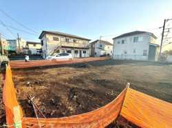 周囲にゆとりが感じられる敷地が魅力となっています。建築の自由度が高そうな空間が広がっています。周囲の住宅も落ち着いた雰囲気です。
