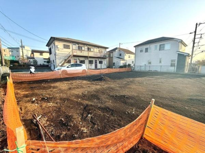 周囲にゆとりが感じられる敷地が魅力となっています。建築の自由度が高そうな空間が広がっています。周囲の住宅も落ち着いた雰囲気です。
