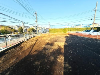 道路に面した土地で視認性の高い場所です。周辺には住宅が立ち並び街並みに調和した環境です。道路との高低差があり造成などプランニングの幅が期待できます。日当たりも良好な印象です。