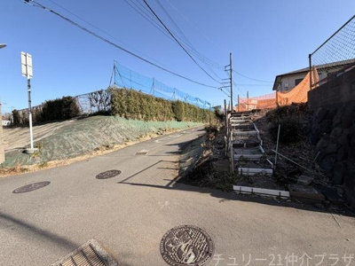 前面道路は幅員が広くすっきりとした印象です。周囲には緑も多く開放感があります。道路沿いには歩道も整備されています。交通量は少なめで静かな環境です。現地の様子をしっかりご確認いただけます。