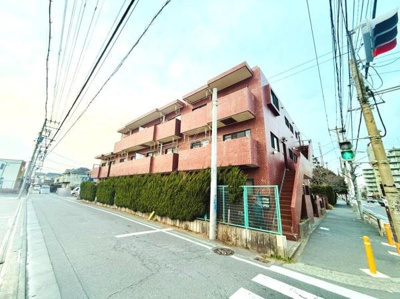 煉瓦調の外観が印象的な建物です。角地に位置し開放感のある前面道路が広がります。道幅もゆとりがあり交通アクセスも便利です。街並みに調和した落ち着いた雰囲気が魅力です。