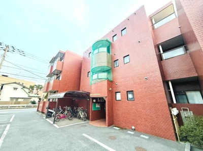 赤レンガ調の外観が印象的な建物です。敷地内には駐輪スペースがあり自転車の利用にも便利です。前面道路が広めに確保されており車の出入りもしやすい作りです。