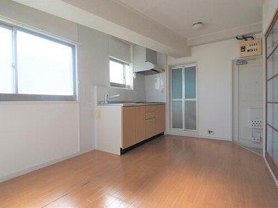 バルコニー側からのダイニングキッチン