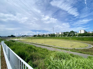 緑豊かな公園が広がる景色を楽しむことができます。青空と広々とした空間が心をリフレッシュさせます。落ち着いた環境でリラックスするには最適です。自然が身近に感じられる場所です。