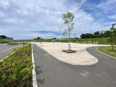 開放感あふれる広々とした土地が魅力です。緑豊かな環境が生活に潤いを与えてくれます。整備された道路が快適なアクセスをサポートします。