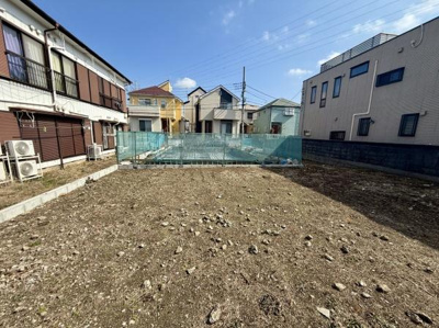 周辺には住宅が立ち並び落ち着いた環境の現地土地写真です。道路に面した整形地でプランニングがしやすい区画です。日当たりも良好で開放感のある立地が特長です。