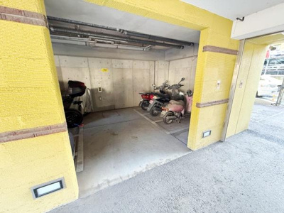 屋根付きのバイク置場があり雨天時にもバイクをしっかり保管できます。コンクリート造で安定感があります。バイクや自転車の駐車に適したスペースです。出入り口も広めで利用しやすい設計です。