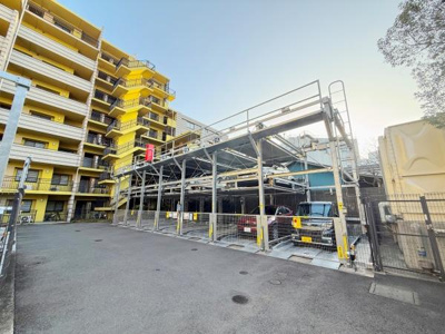 敷地内に駐車場が設けられており車をお持ちの方にも便利な環境です。屋根付きのため車両を雨や日差しから守ることができます。アクセスしやすい広々としたスペースが確保されています。