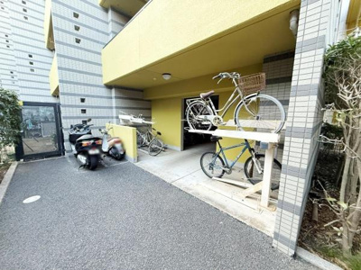 敷地内に自転車やバイクを駐輪できるスペースが確保されています。敷地の一角に専用の駐輪設備があり安心して利用できます。屋根付きで雨の日も安心の駐輪環境です。出入口も近くアクセスが便利です。