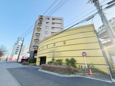 印象的な外観デザインが特徴の建物です。建物前の歩道が広くて周囲もすっきりとしています。高層階までしっかりとした造りが見受けられます。敷地内には植栽も配置されており手入れが行き届いています。