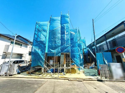 前面道路が広々としており車の出入りがしやすい立地です。現地写真で周囲の住宅街の落ち着いた雰囲気が伝わります。建築中の様子が確認でき現場の状況がわかりやすいです。周辺環境との調和が感じられる一枚です。