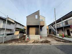 建築中の現場ならではの様子が確認できます。階段や足場がしっかりと設置されており安心して進入できます。ブルーシートが全体を覆っており工事の進行状況もひと目で分かります。