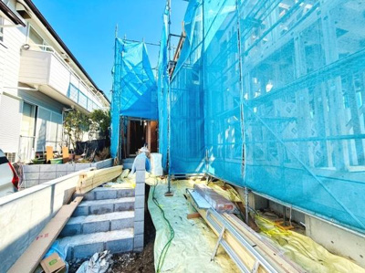 幅広い前面道路が確保されており車の出入りもスムーズに行えます。現地周辺は静かな住宅街で落ち着いた雰囲気が広がっています。隣接する建物との距離感もしっかり保たれ開放感があります。