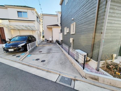 前面道路からアプローチしやすい駐車スペースがあり車の出し入れもスムーズに行えます。隣地との境界も明確にフェンスで区切られており安心感があります。建物周辺は整然とした印象で手入れされた外構が特徴的です。