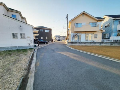 前面道路はゆとりある幅員で車両の出入りもスムーズです。周囲は静かな住宅街が広がり整然とした街並みが印象的です。道路の舗装状態も良好で安心してご利用いただけます。