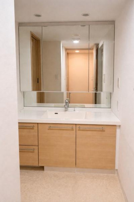 建物に隣接した駐車場は平坦な舗装で車の出し入れがしやすい設計となっています。敷地内には自転車置き場も用意されており複数の移動手段に対応しています。