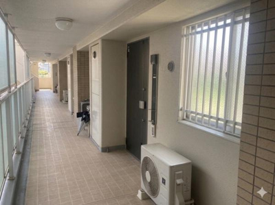 川沿いに位置し自然と都市の雰囲気が調和した住環境です。周辺の緑や開放的な空間が特徴的です。建物のデザインも整っており景観と調和しています。日当たりの良い印象も感じられます。