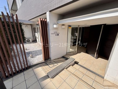 すっきりとした外観が印象的なマンションです。バルコニーや大きな窓が特徴的で日当たりを感じられます。周辺は落ち着いた雰囲気で安心してお住まいいただけます。エントランスも開放感があります。