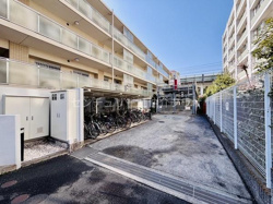 建物に隣接した駐車場は平坦な舗装で車の出し入れがしやすい設計となっています。敷地内には自転車置き場も用意されており複数の移動手段に対応しています。