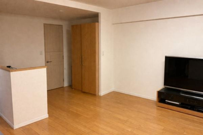 明るいエントランスが印象的です。清潔感のあるタイル使いで開放感が感じられます。オートロック付きの安心設計です。段差もスムーズに移動できる設計です。建物入口の雰囲気がよく保たれています。