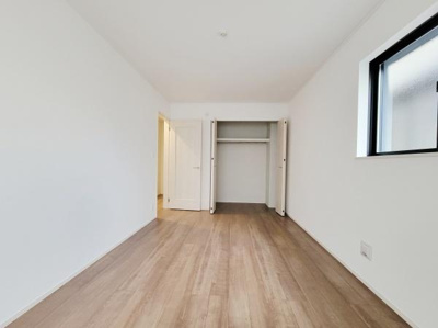 白を基調とした落ち着いた雰囲気の洋室です。複数の窓があり光が差し込みやすい空間となっています。スライドドアで空間の使い分けが可能です。床は木目調で温かみがあります。