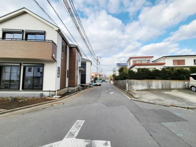 4.37帖のロフトは白を基調とした壁と木目調の床が空間全体を明るく感じさせます。季節物の収納に便利です。