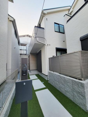 シンプルで落ち着いた外観が特徴です。バルコニーや窓の配置が外観にアクセントを与えています。建物全体に明るい色合いが用いられており清潔感があります。外壁の質感が上品な印象を演出します。