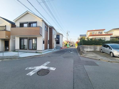 ゆったりとした前面道路が広がり車の出し入れもしやすい環境です。周囲に住宅が立ち並び穏やかな街並みが感じられます。空が広く開放感があります。