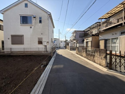 前面道路がしっかりと舗装されており車の通行もスムーズに行えます。