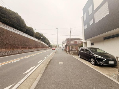 前面道路の直線的な設計で見通しが良い点が特徴です。
