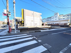 前面道路は幅員がしっかり確保されており交通アクセスがしやすい立地です。
