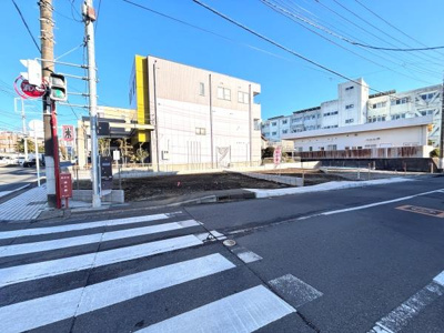 前面道路は幅員がしっかり確保されており交通アクセスがしやすい立地です。