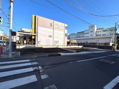 前面道路が広く車の出入りもスムーズに行えます。角地で見通しの良い立地です。