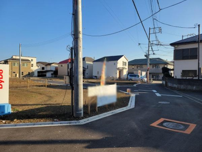 周囲は落ち着いた住宅街でゆとりある区画が広がっています。整った前面道路が印象的です。日当たりの良い環境が特徴です。車の通行に配慮された舗装が施されています。安心感のある現地写真です。