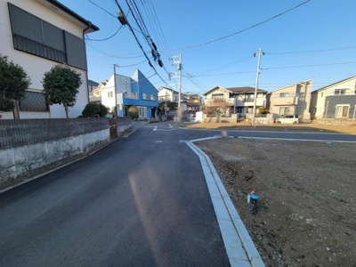 周辺は落ち着いた住宅が並び前面道路は車通りも少なく見えます。道路幅もゆったりしておりゆとりのある雰囲気です。新しい舗装が施されており整然とした印象を受けます。現地の雰囲気が写真からも伝わってきます。