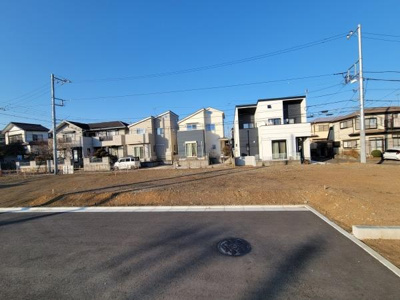 前面道路がしっかり整備されており車両の出入りもスムーズに行えます。周囲には新しい住宅が建ち並び地域の雰囲気も明るいです。視界が開けているため開放感のある立地が特徴です。