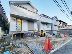 現在建築中の新築住宅です。整った外観が印象的でゆったりとした敷地に建てられています。シンプルかつスタイリッシュなデザインが魅力です。前面道路も幅広く車両の出入りがしやすいです。