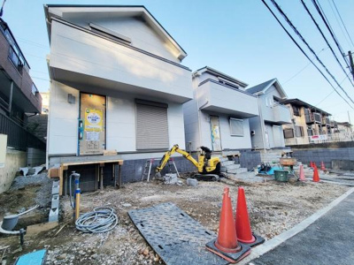 工事中の建物外観の様子です。足場がしっかりと組まれており建物の正面が確認できます。工事現場の整理整頓が行き届いています。周辺の住宅とも調和した雰囲気です。完成後の仕上がりが期待できます。