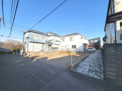 現地の様子が一目で分かる前面道路を含む写真です。周囲の街並みや住宅の配置が確認できます。道路幅も十分にありゆとりある印象を受けます。敷地や周辺環境も見渡せるので参考になる一枚です。